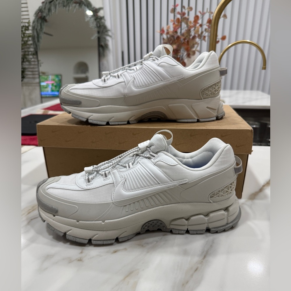 Mens Nike Zoom Vomero Roam - Summit White/Light Bone size 11.5